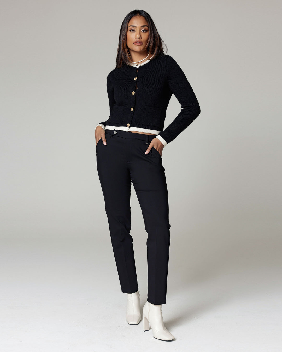 Die Latina, Schwarze Chinos