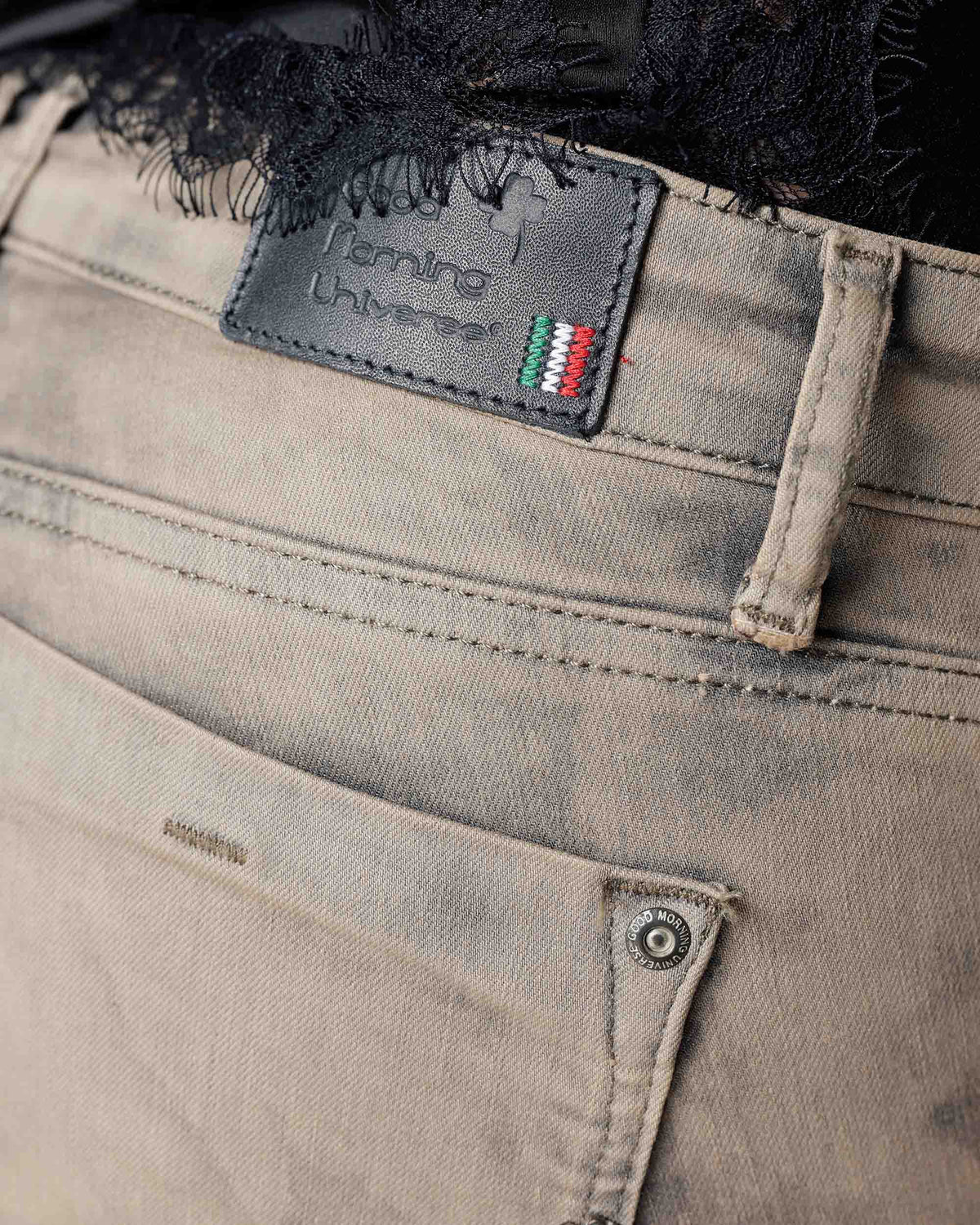 Vintage-Look Camel Skinny Jeans, The Tesla, close-up detail, second photo