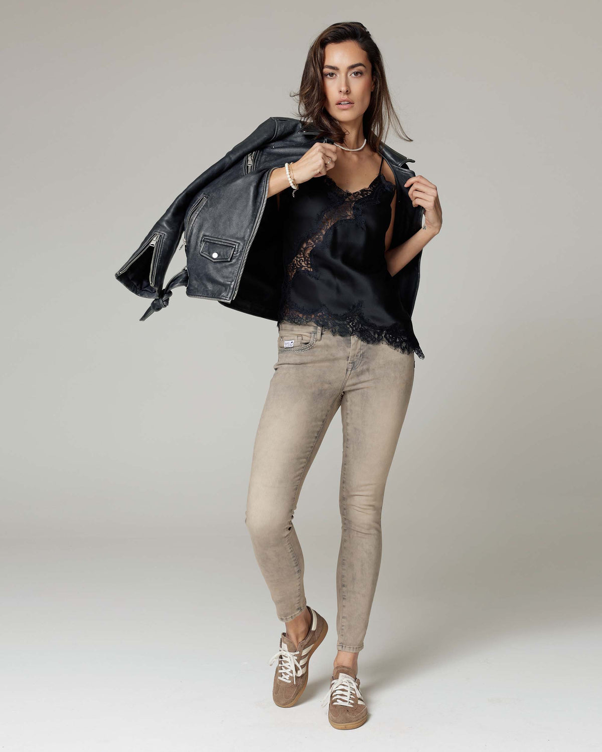 Vintage-Look Camel Skinny Jeans, The Tesla, styled full-length look