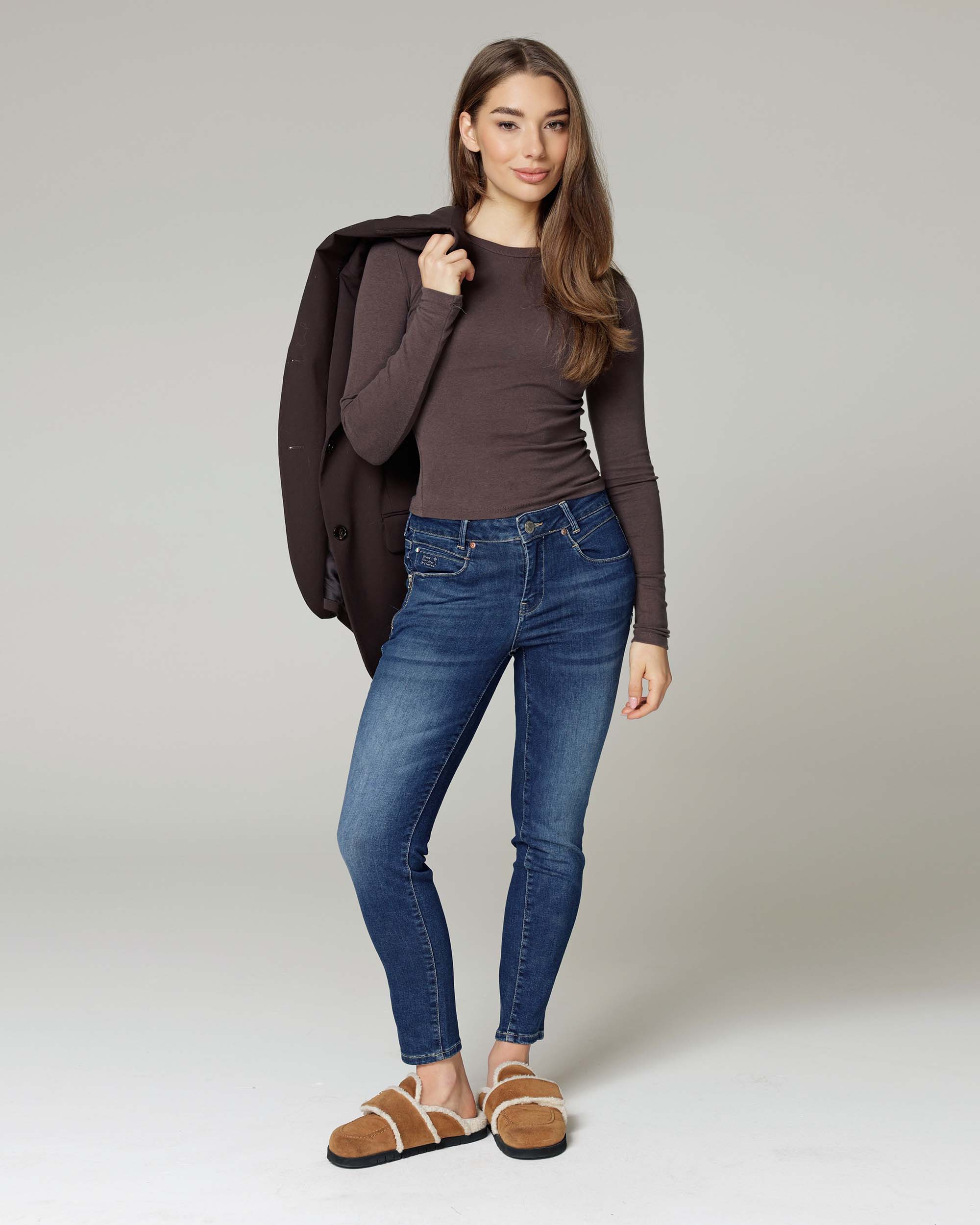 Dark Vintage Skinny Jeans | The Noemi Hauptbild