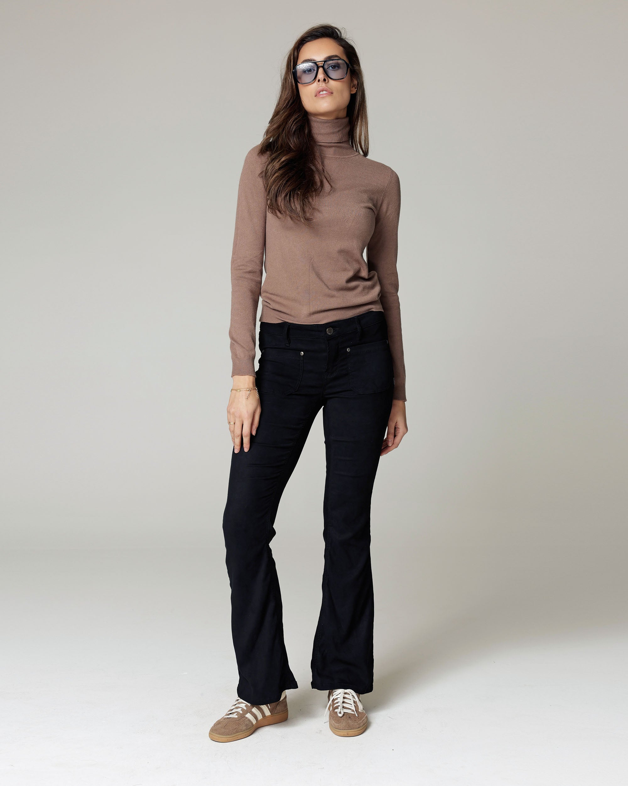 Black Velour Flare Trousers | The Catania Hauptbild