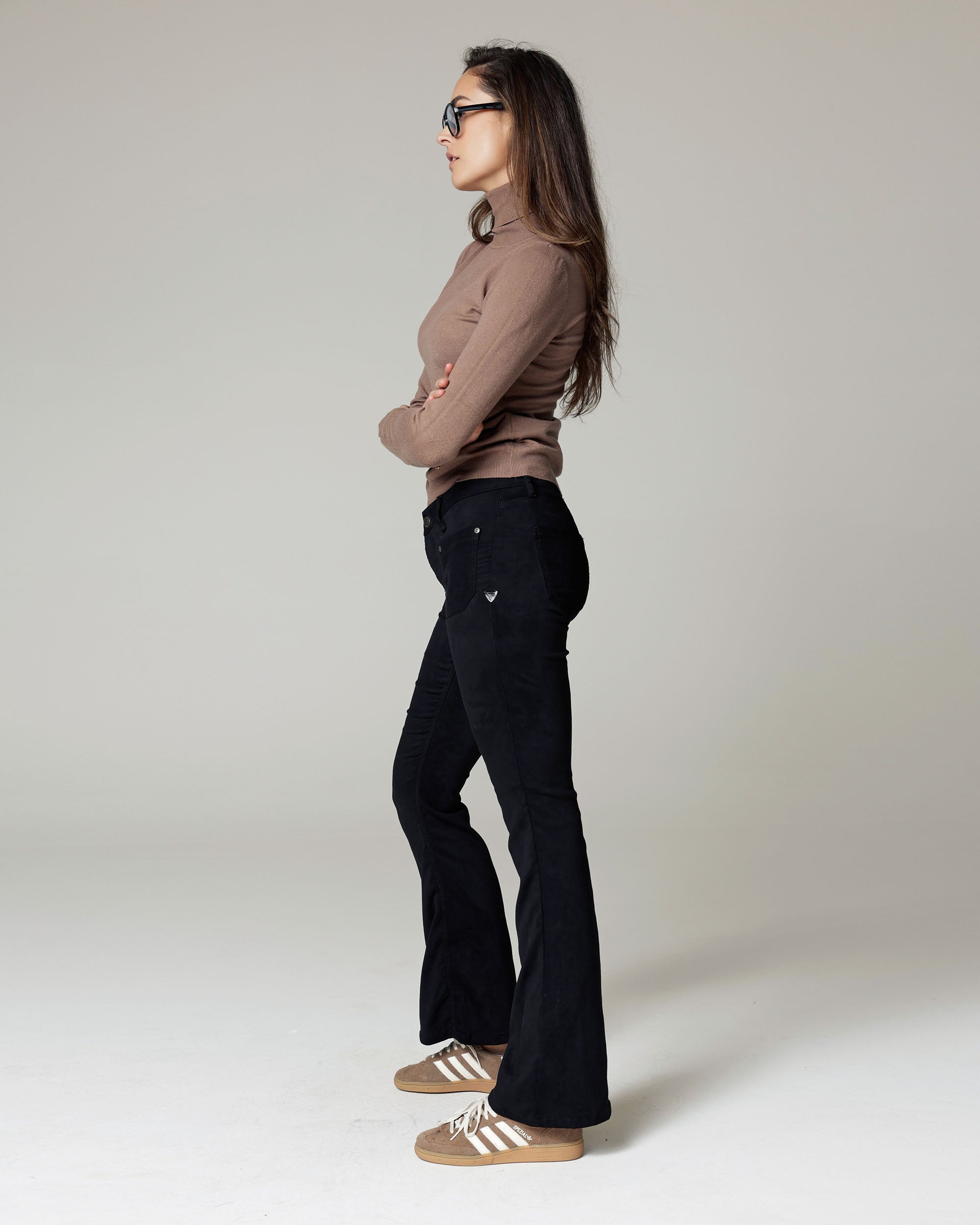 Black Velour Flare Trousers | The Catania Zweitbild