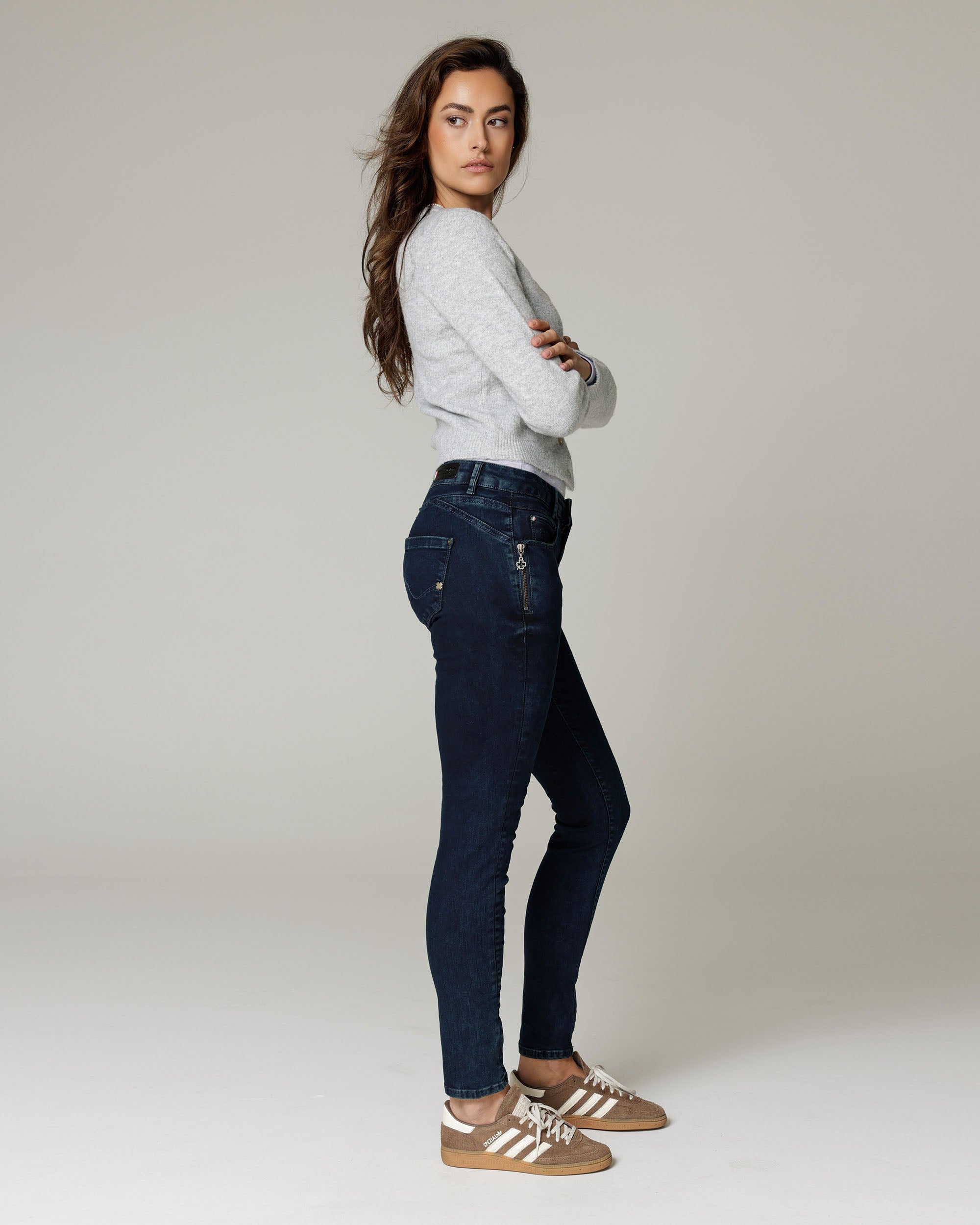 Blue-Black Overdyed Jeans | The Noemi Zweitbild