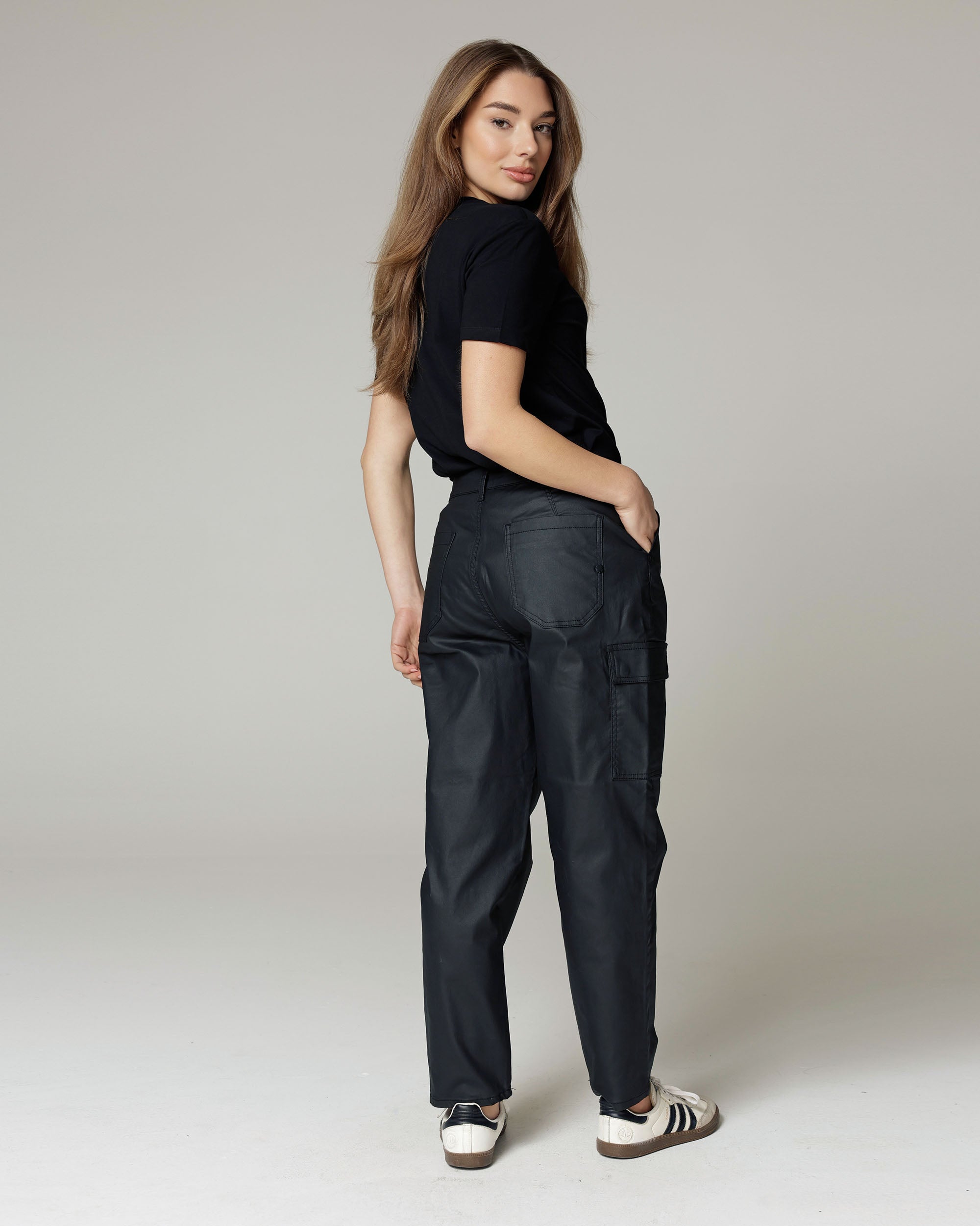 Black Coated Balloon Cargo Trousers | The Daria Zweitbild