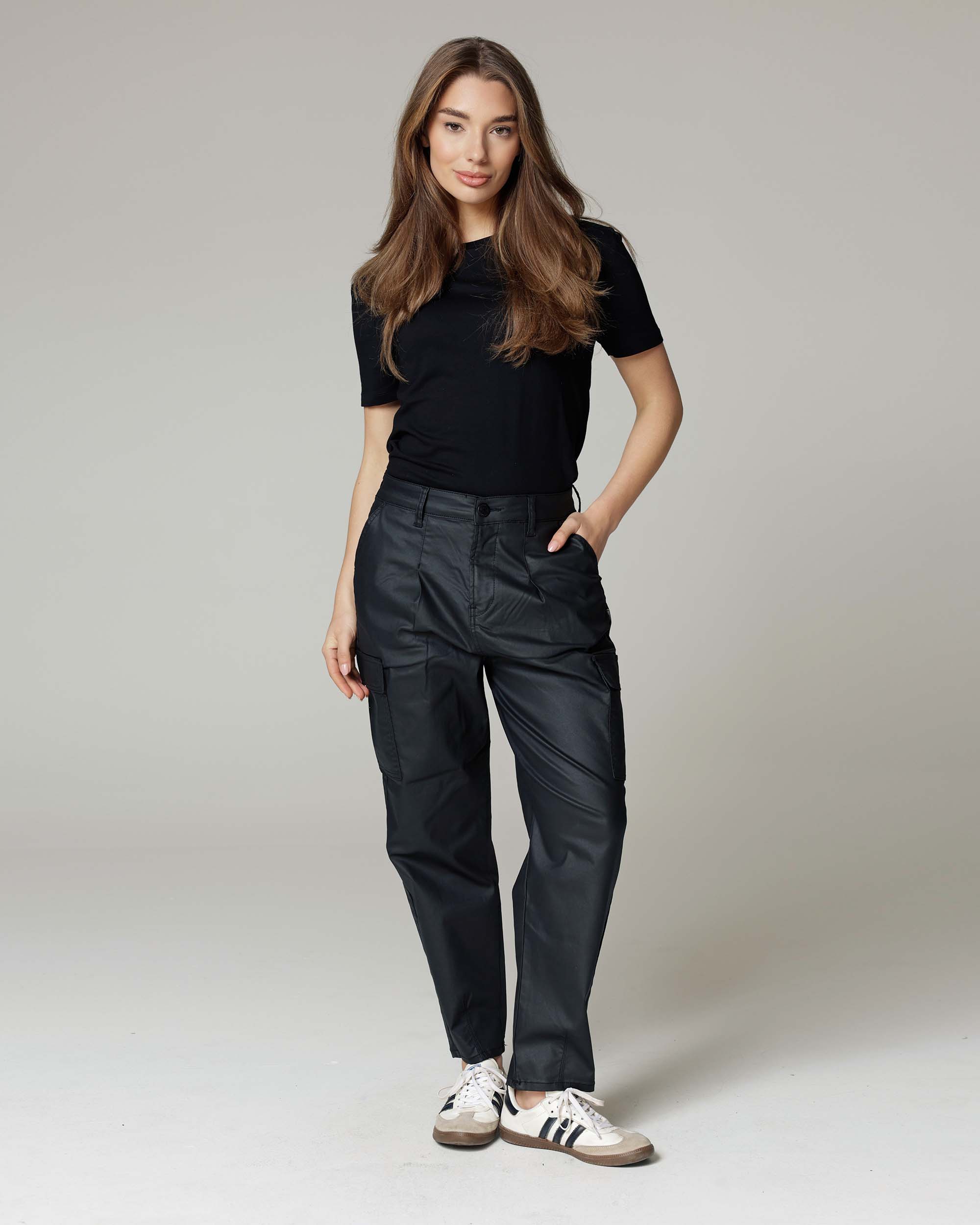 Black Coated Balloon Cargo Trousers | The Daria Hauptbild