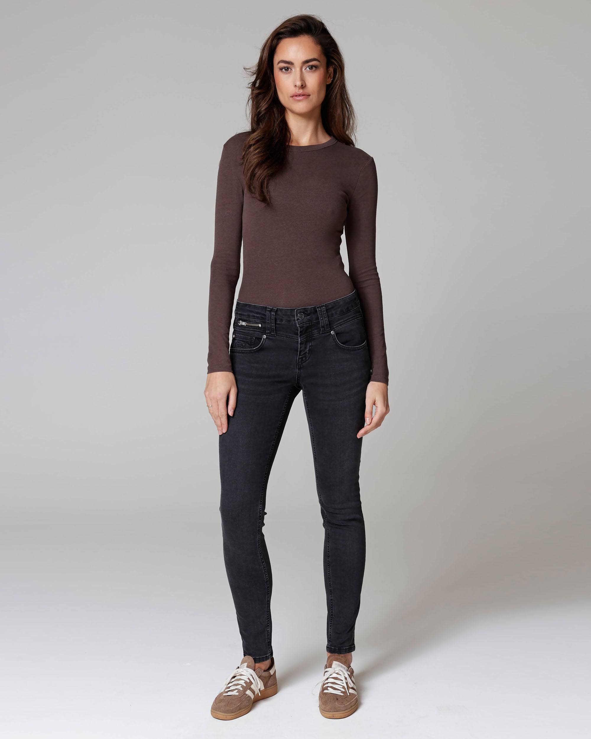 Blue Black Skinny Jeans | The Manuela Hauptbild
