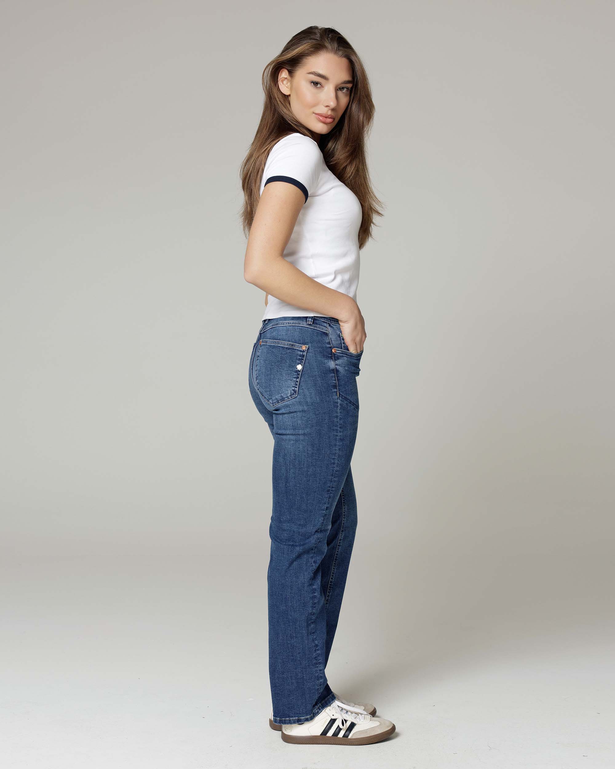 Dark Effect Wash Straight-Leg Jeans | The Messina Zweitbild