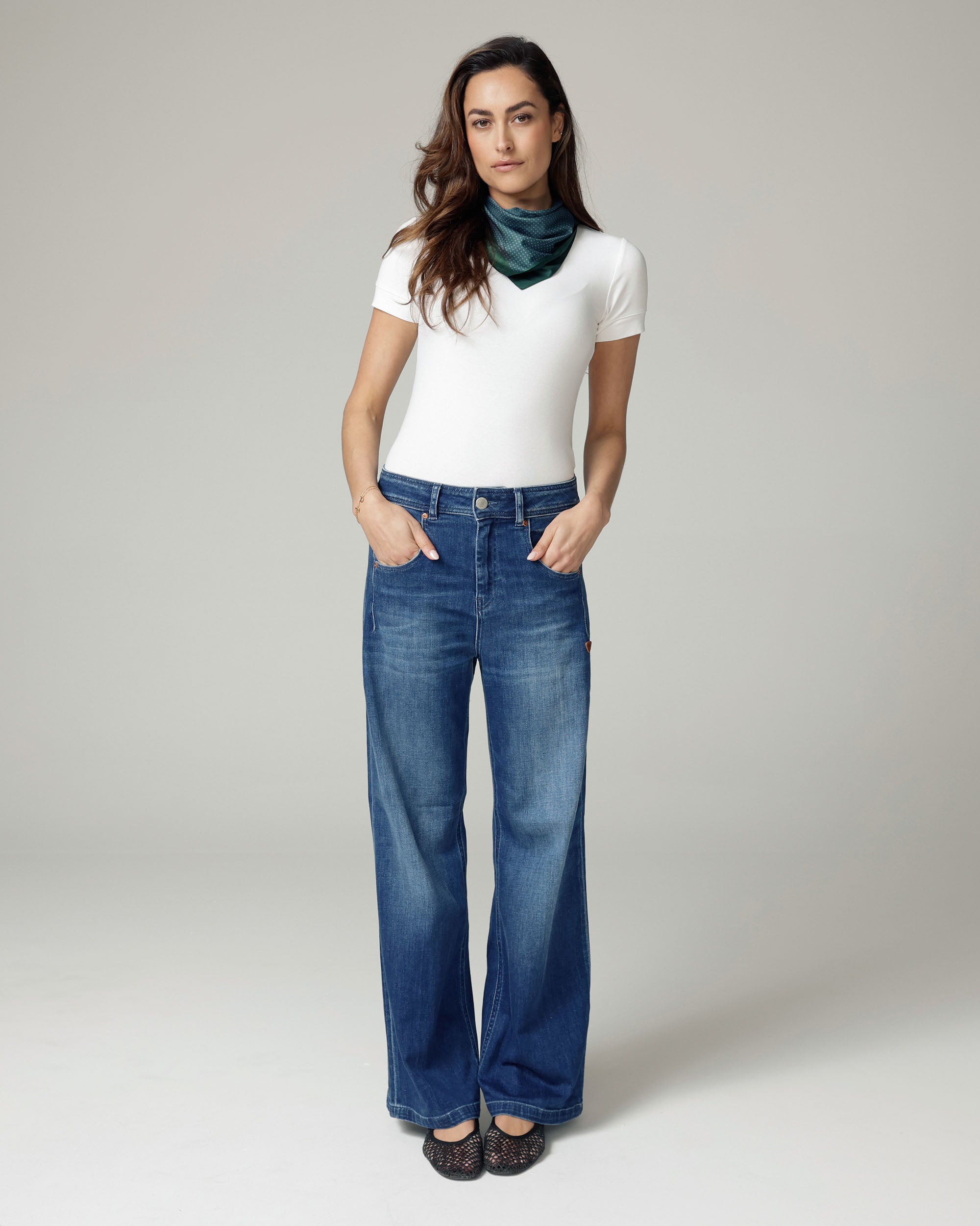 Super Vintage Mittelblaue Wide-Leg High-Rise Jeans | The Viola Hauptbild