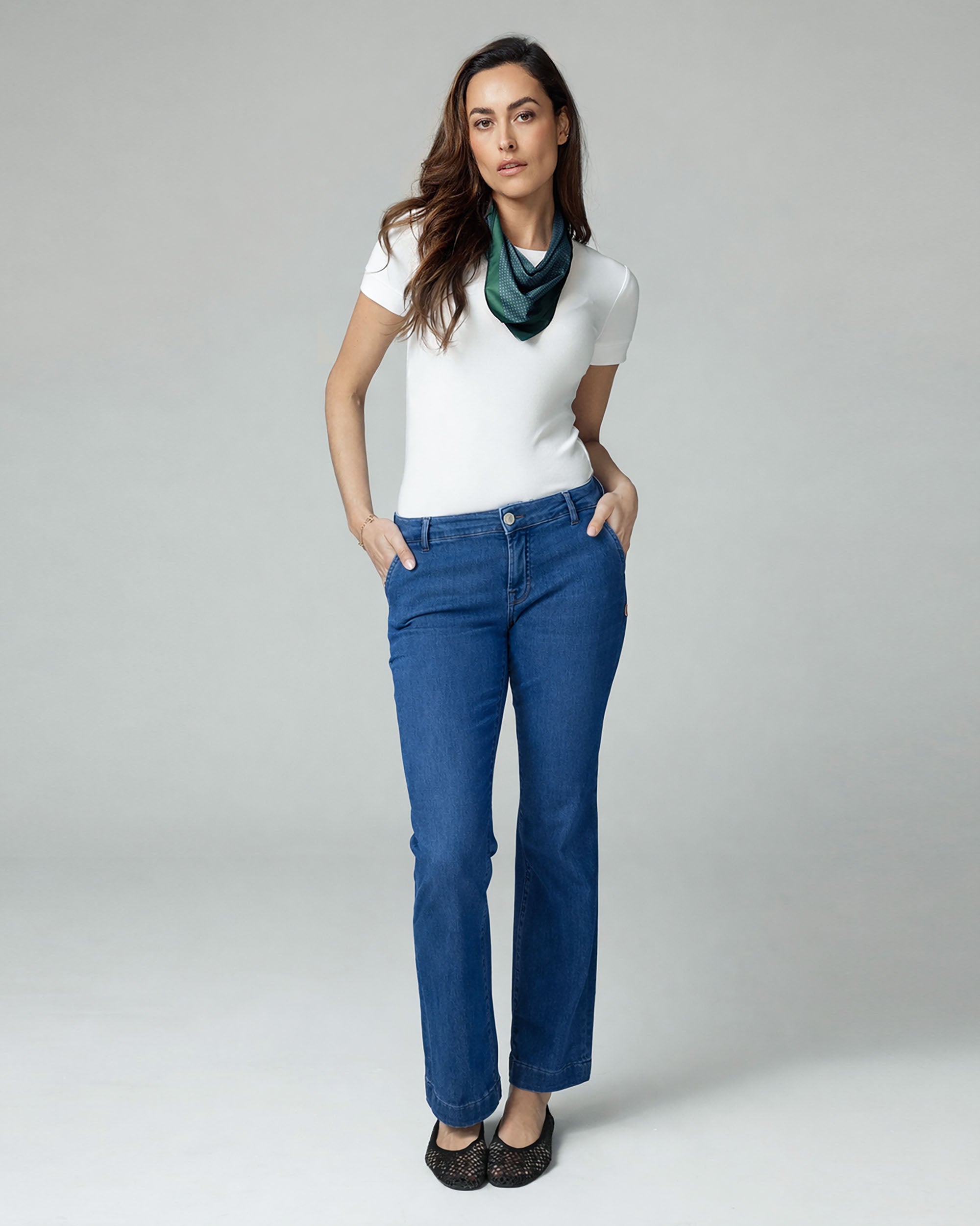 Mid-Blue Flare Mid-Rise Jeans | The Luna Hauptbild