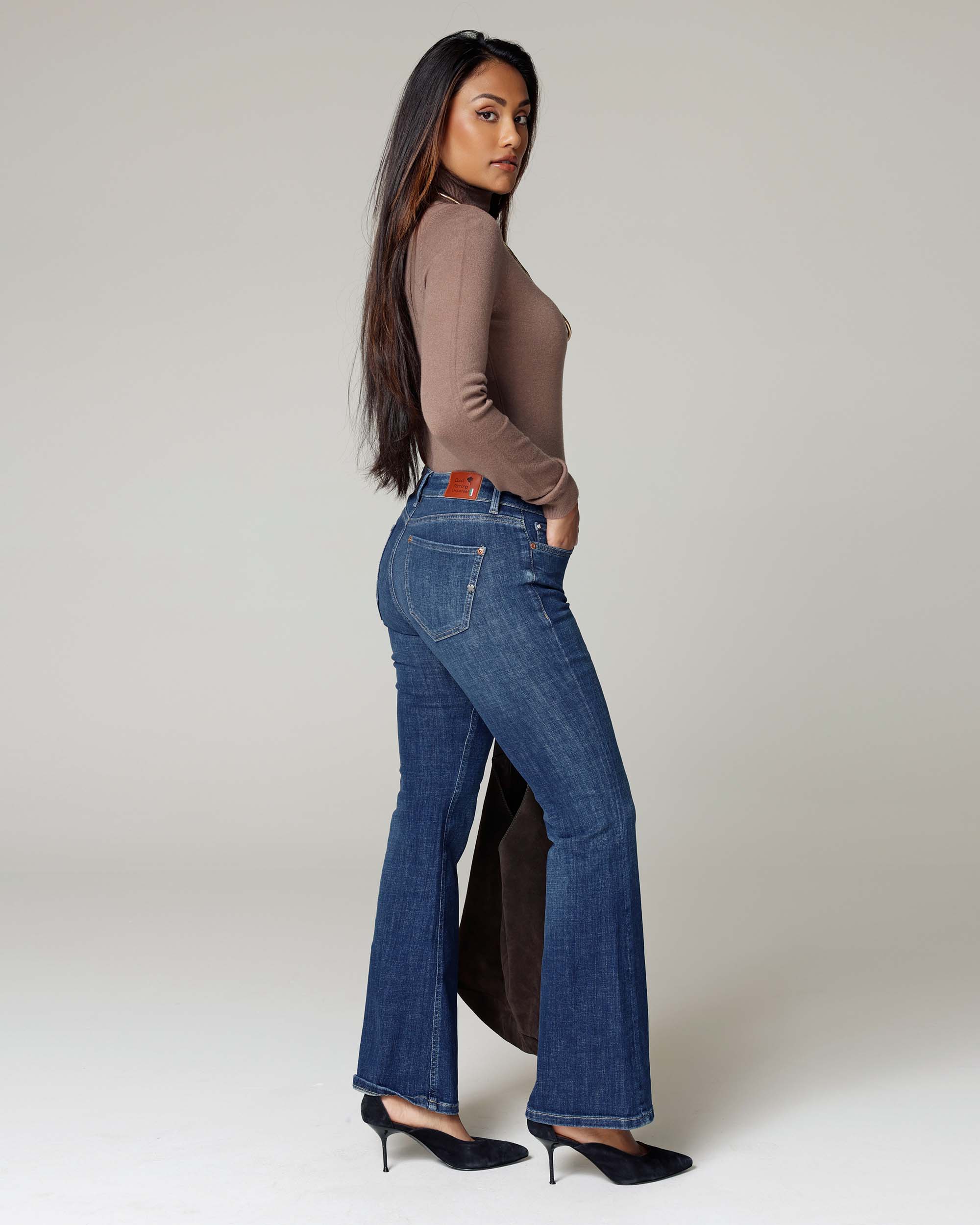 Mid Blue Flared Jeans | The Belly Zweitbild