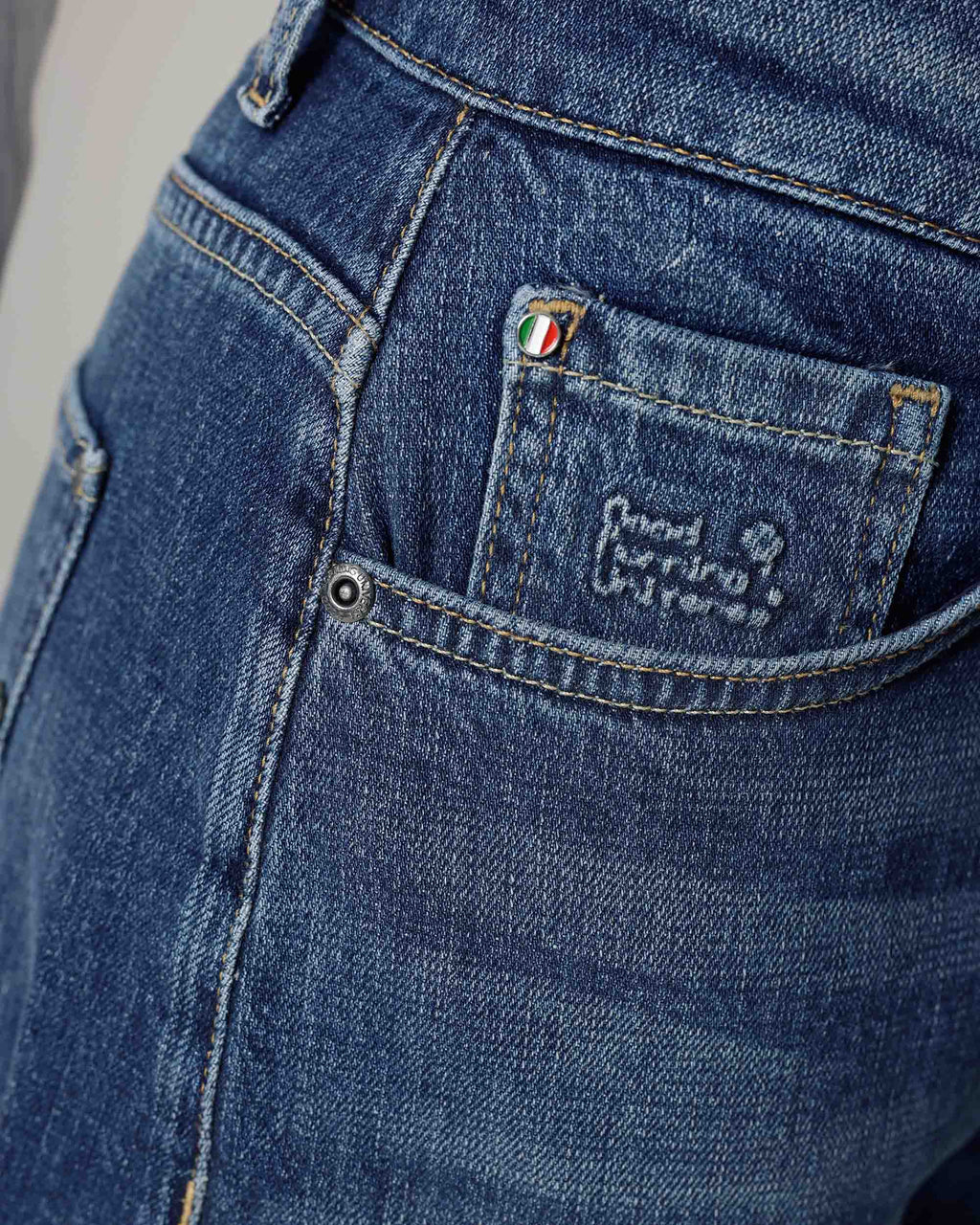 Mid-Blue Half Barrel Jeans | The Lara