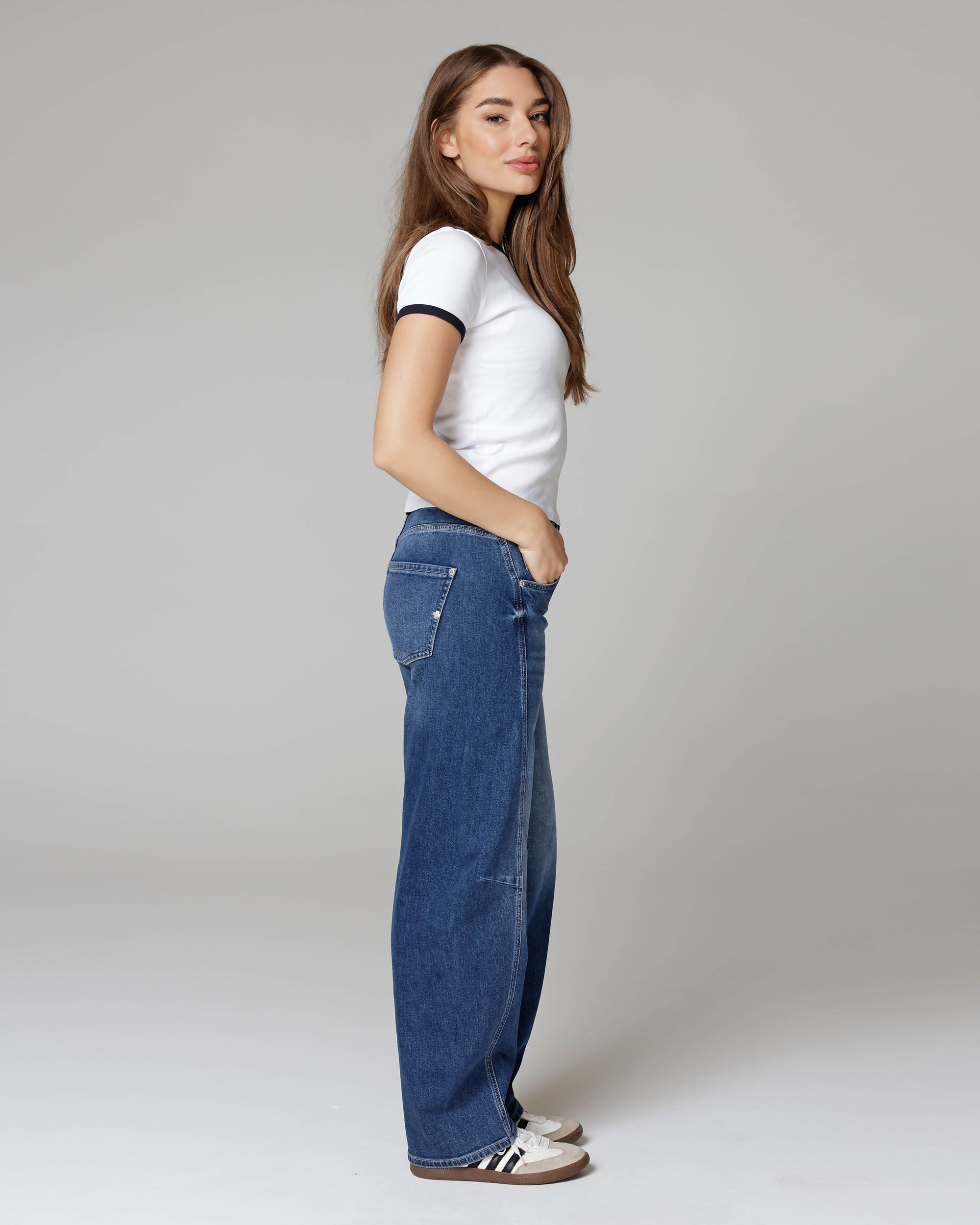 Mid-Blue Barrel-Leg Jeans | The Kristin Zweitbild