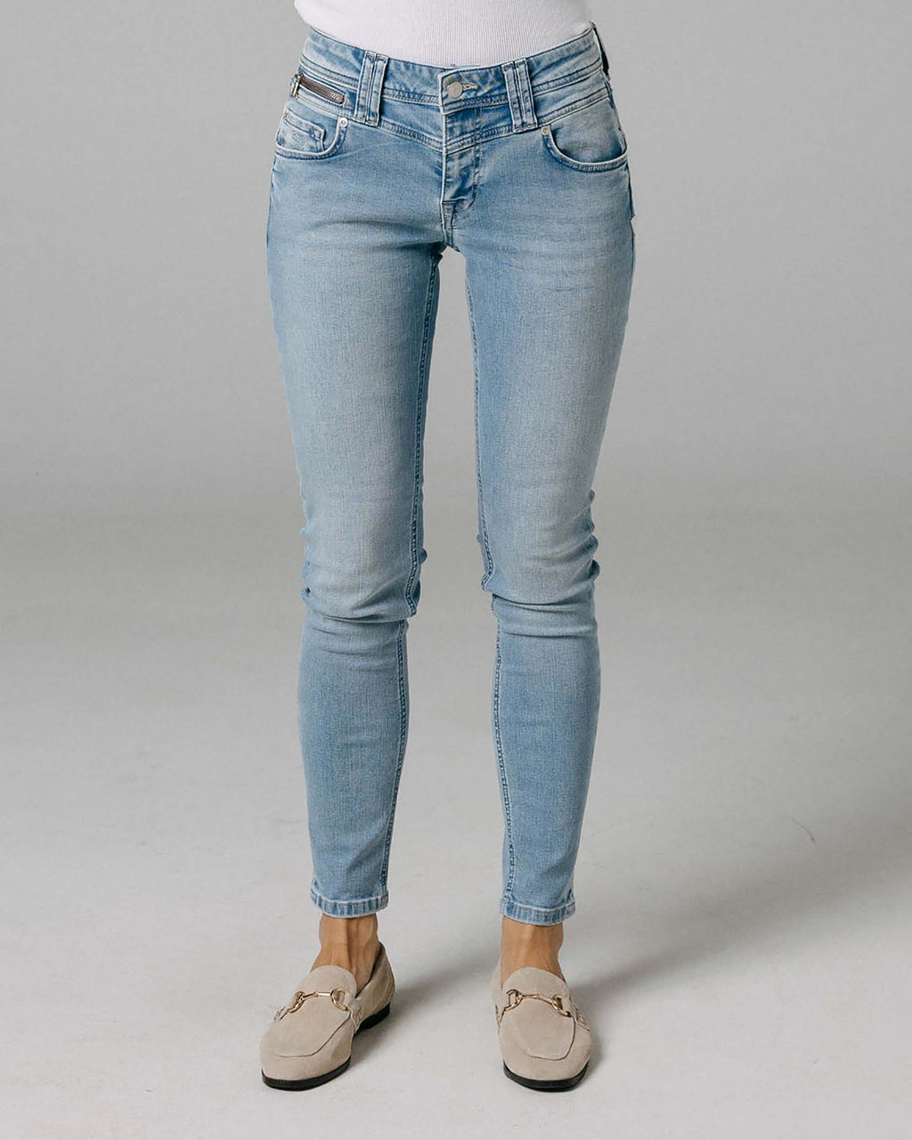 Vintage Light Blue Slim Jeans | The Manuela
