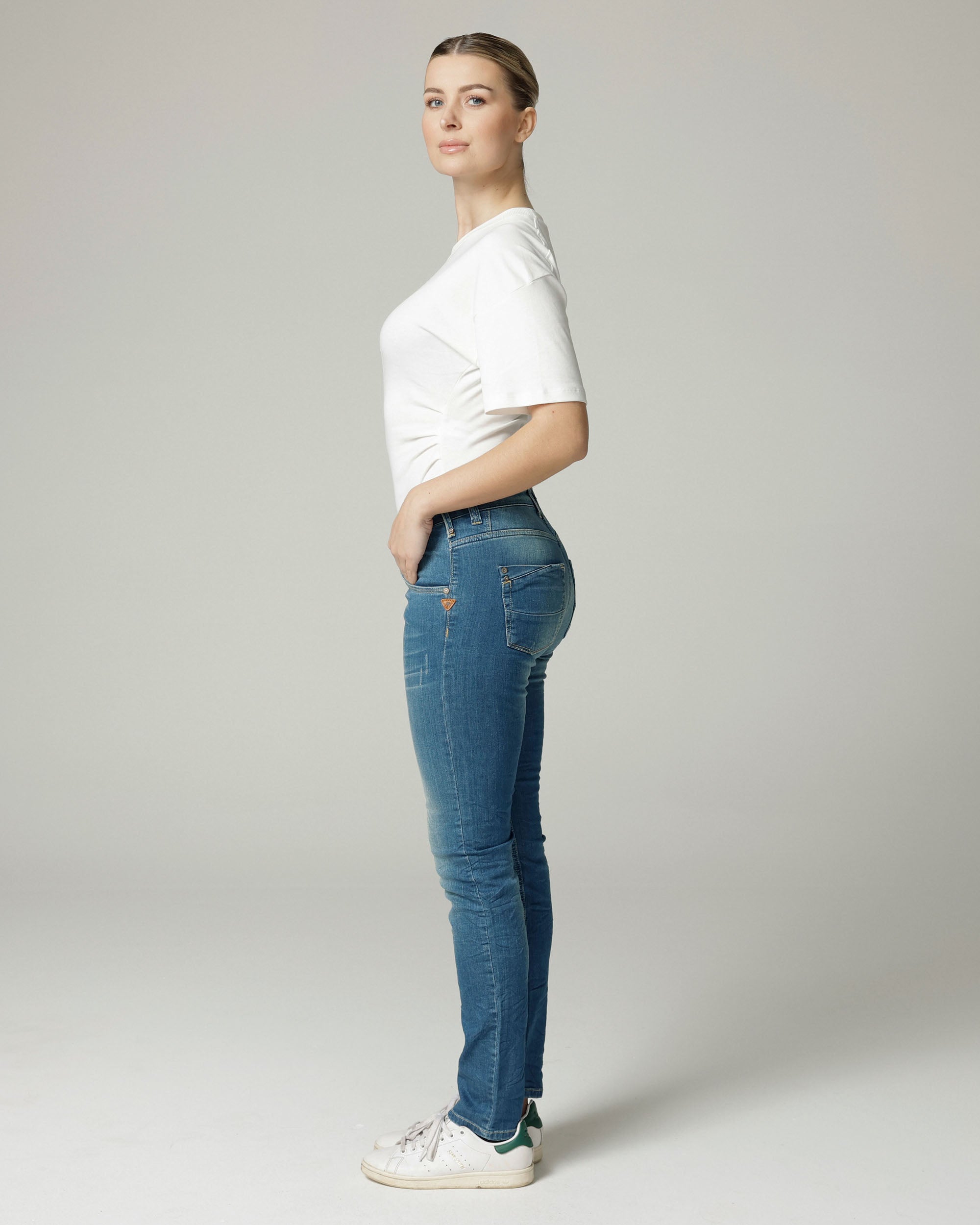 Light Mid Blue Vintage Slim Jeans | The Nelly Zweitbild