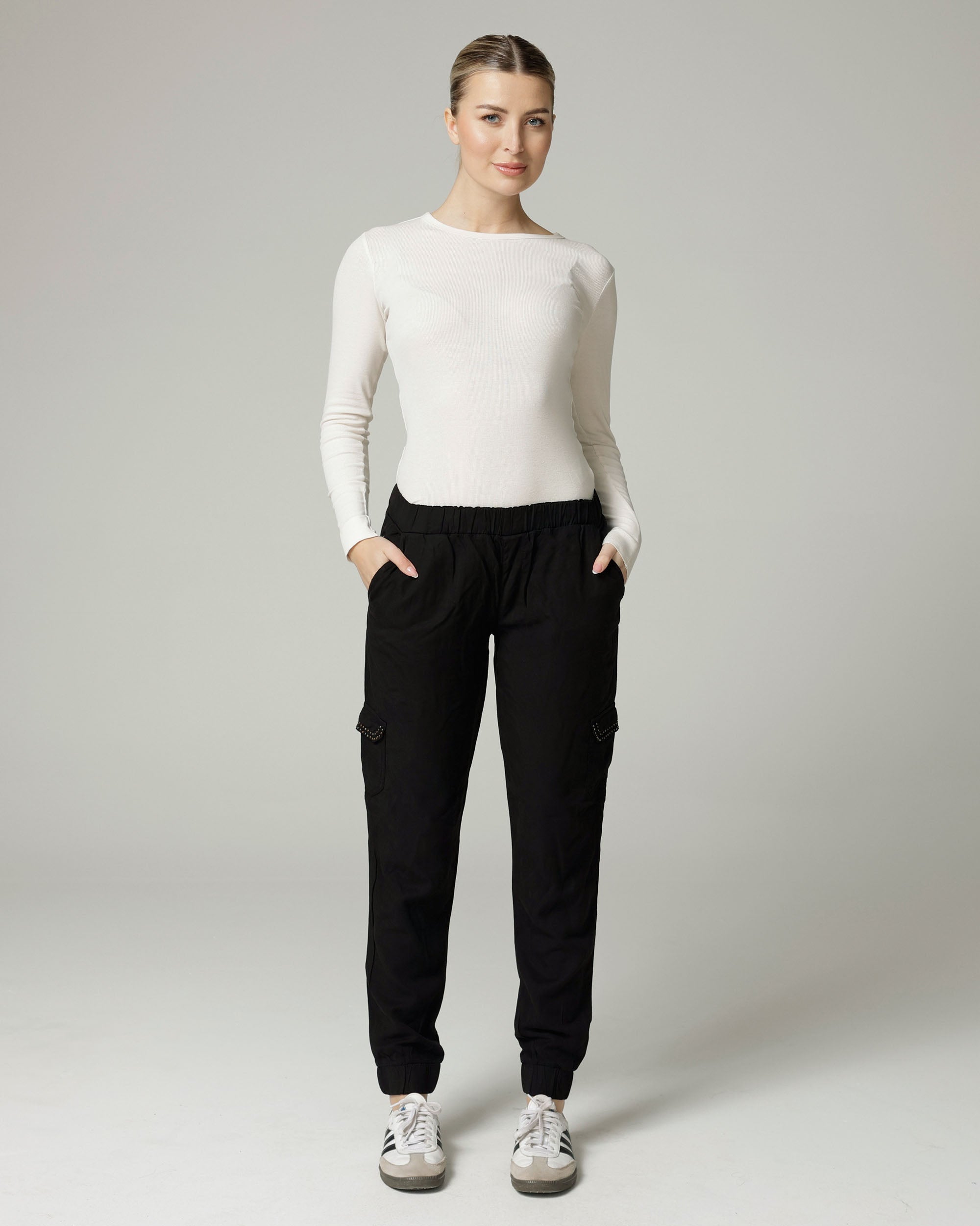 Black Relaxed Cargo Pants | The Gigi Hauptbild