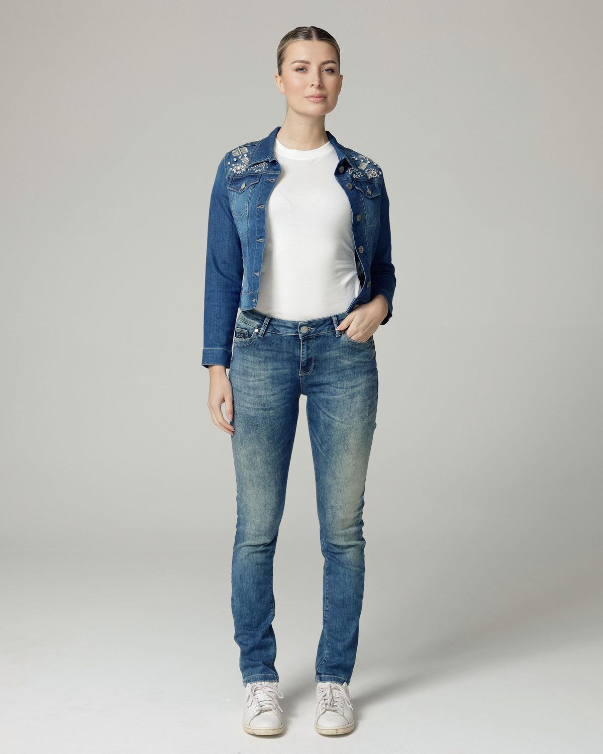 Mid Blue Embellished Denim Jacket | The Elisa Hauptbild