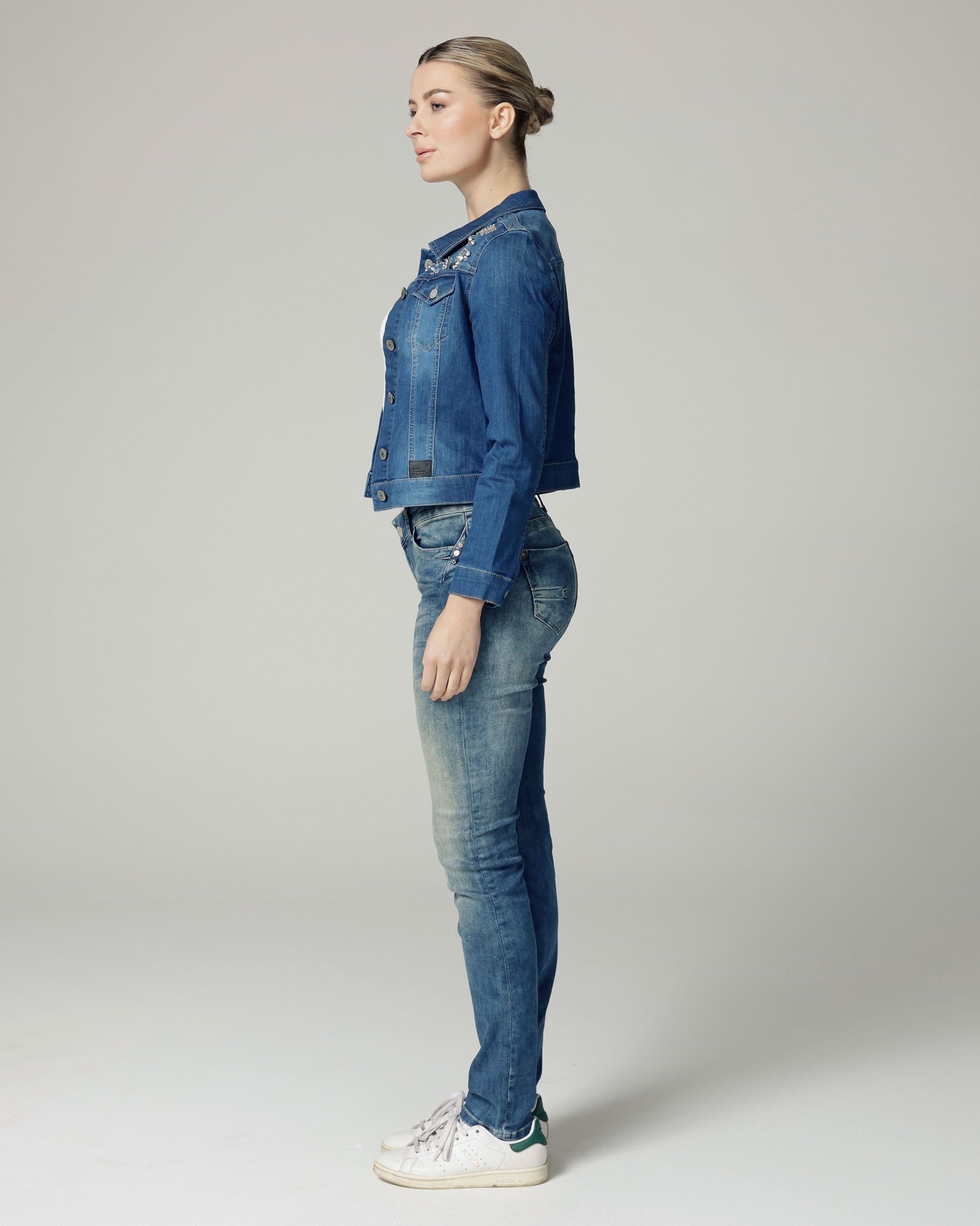 Mid Blue Embellished Denim Jacket | The Elisa Zweitbild