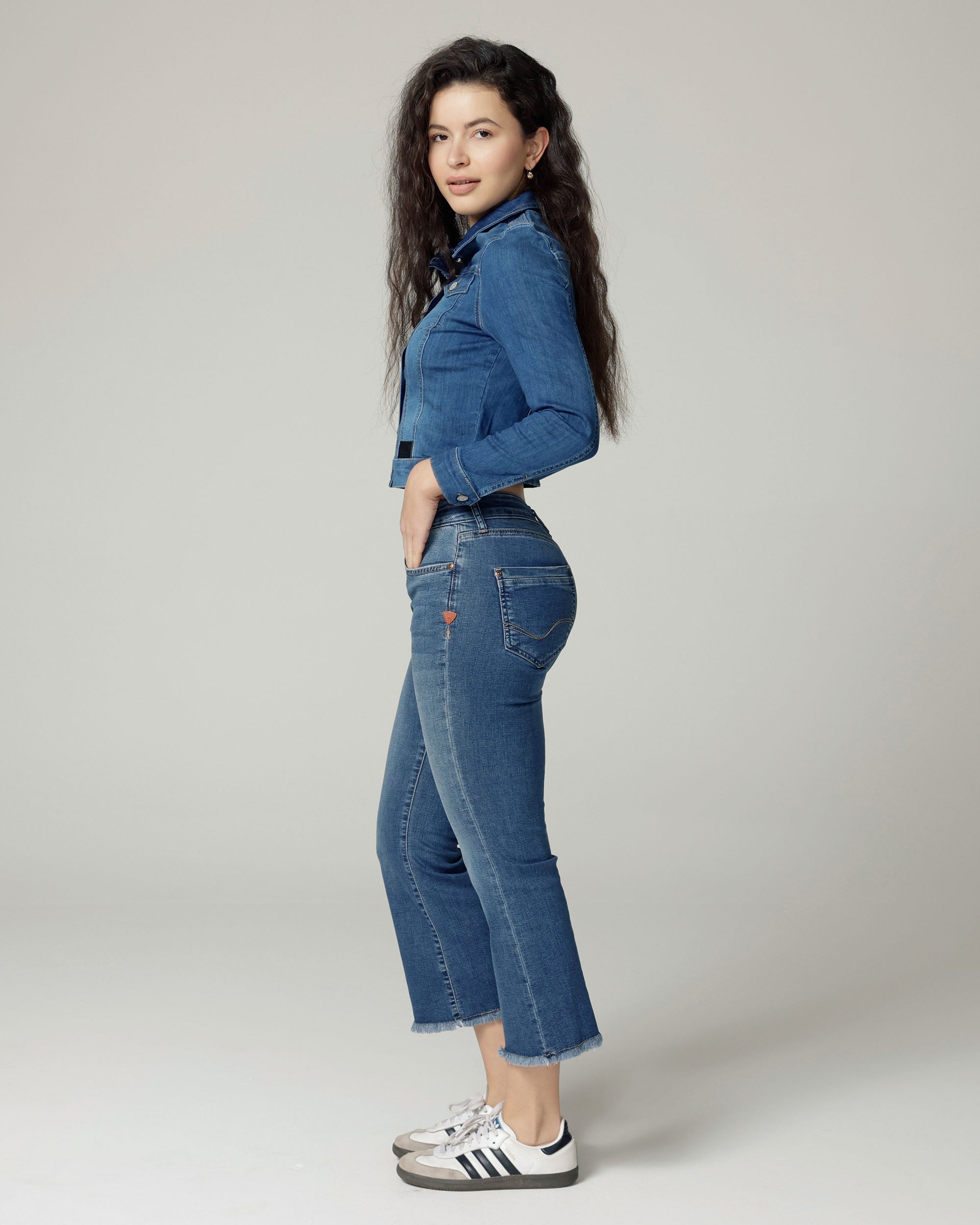 Mid Blue Cropped Denim Jacket | The Elisa Zweitbild